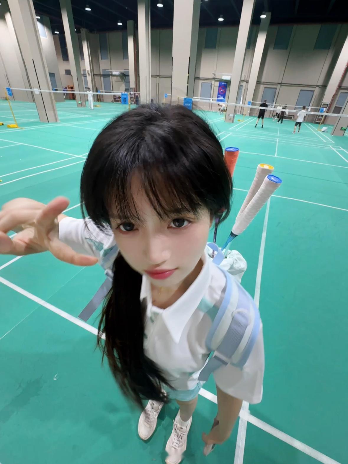 就这样吧羽毛球，让我拍个照就好了[柯基] ​​​