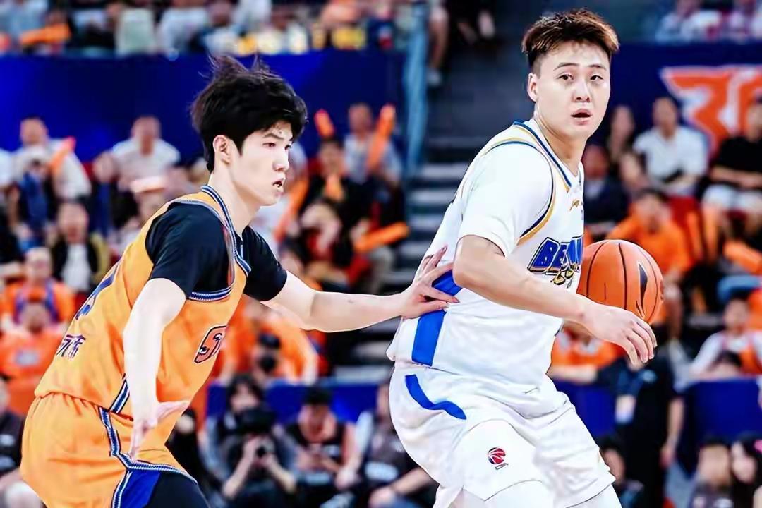 上海男篮阵容断档领先，国内球员几乎全部是国脚水平，外援都是联盟顶级，就是在这样的
