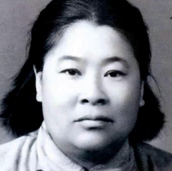 1933年，许世友听说部队有一位武当出身的女侠，便想要切磋一番，他迈着自信的步伐