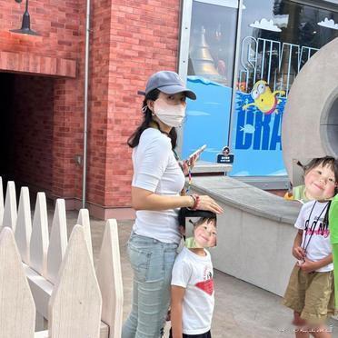 章子怡把女儿醒醒接到身边过暑假了，带儿子女儿去环球影城玩，紧身衣配紧身裤，这穿搭