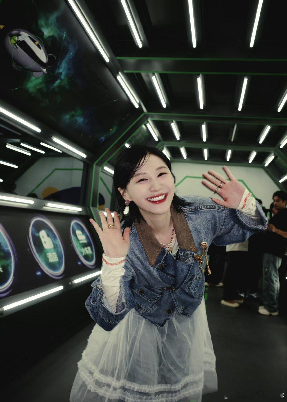 张凌赫把金靖放在C位姐姐是五人中唯一一个女生，放C位很正常啦！ 