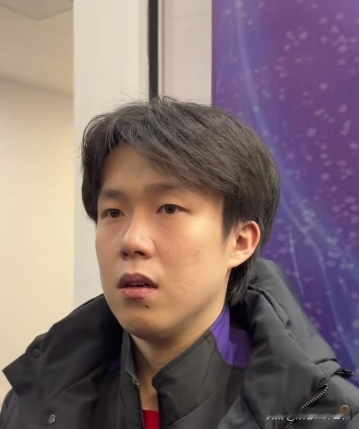 王楚钦嘴唇干巴的起皮了。
比赛加上被记者采访，身体水分不足，回答问题说话多了嘴唇