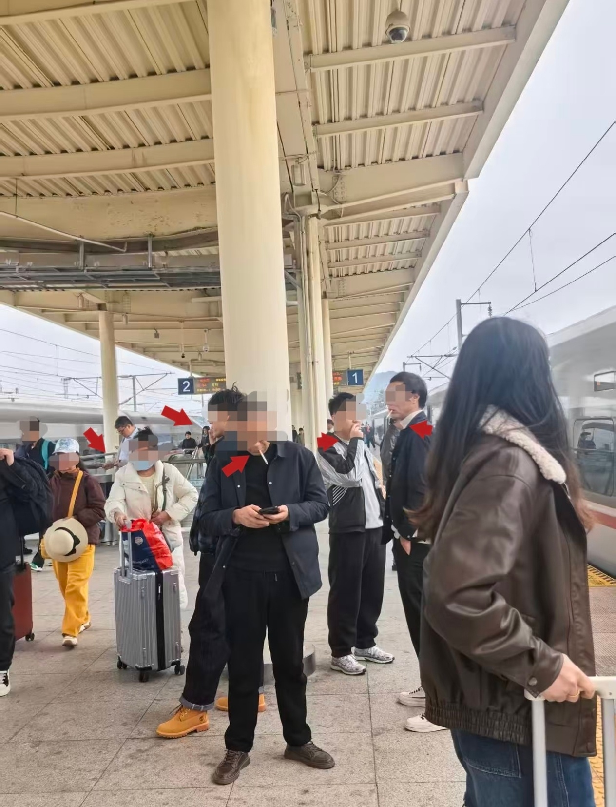 深圳裸检 说到底就是大家对公共区域禁烟意识不到位有一次从家里出门电梯里碰到了两个