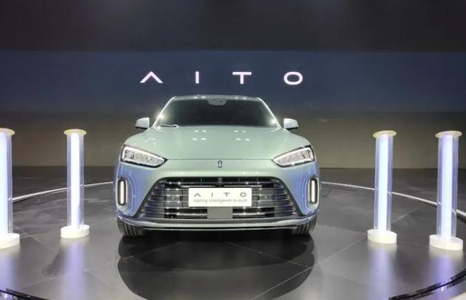 具有华为基因的赛力斯发布高端品牌  没想到被网友质疑太像保时捷
1、赛力斯，这个