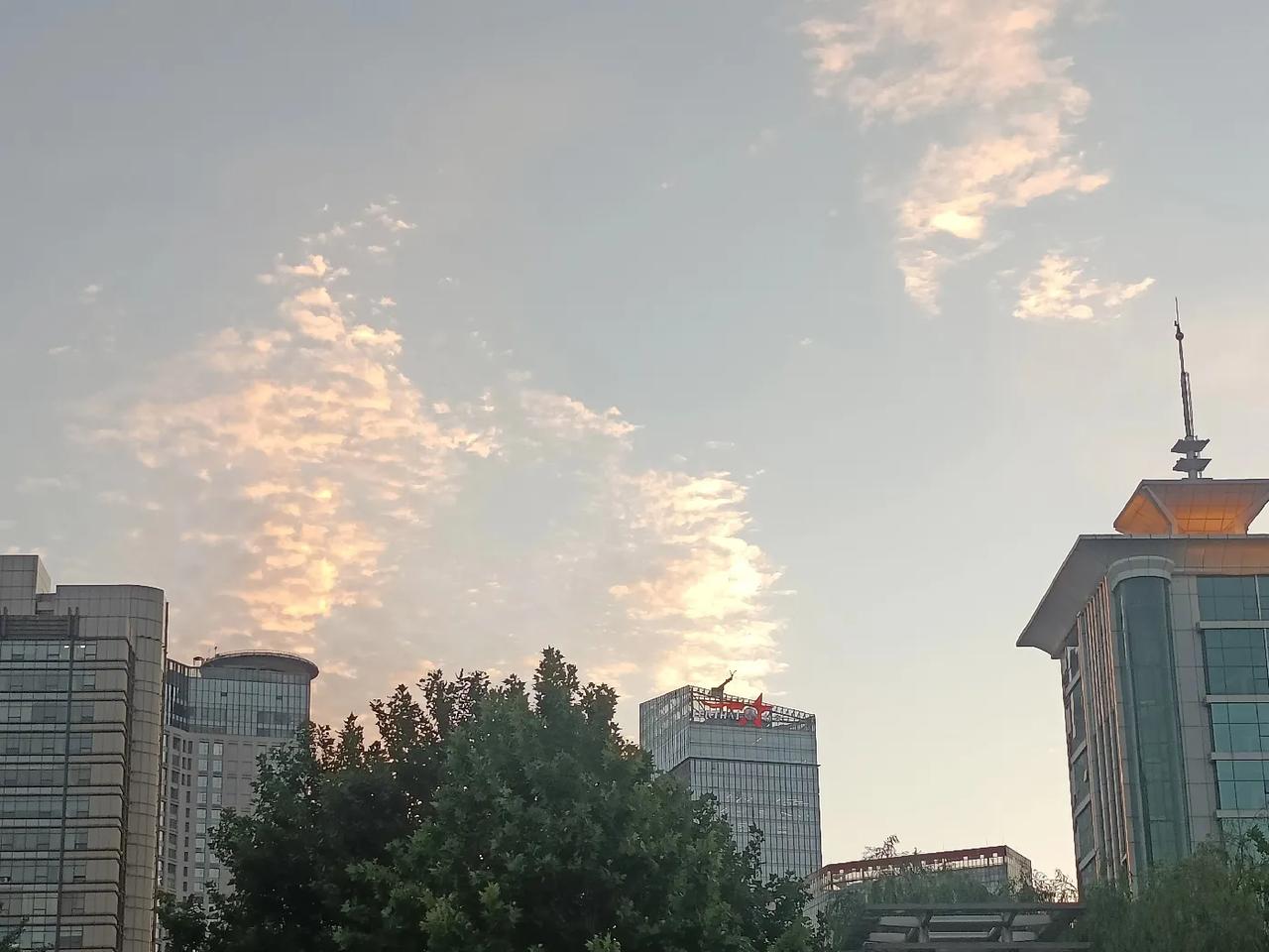 夕阳缓缓沉落，漫天晚霞晕开橘红与粉紫，铺满长安公园的天际。余晖洒在湖面，波光粼粼