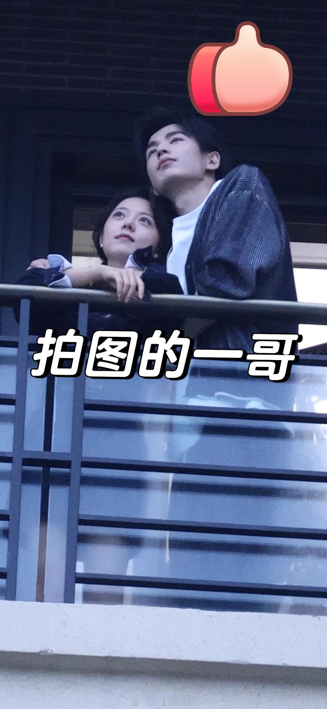 #张凌赫背后抱赵今麦# 哎哟哟要甜哭 ​​​