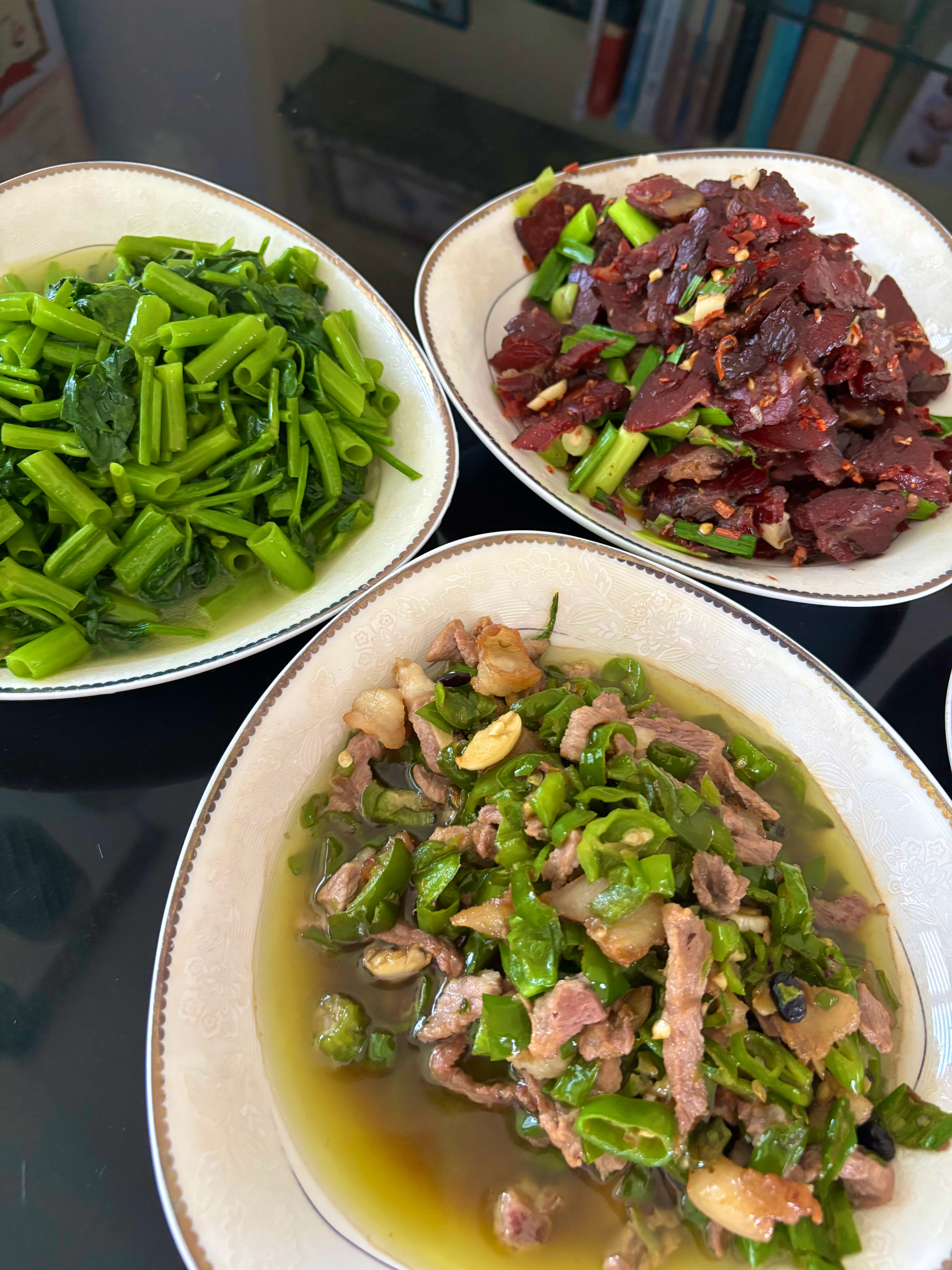 次饭饭 次饱饱睡觉觉 你们吃完了吗？ 