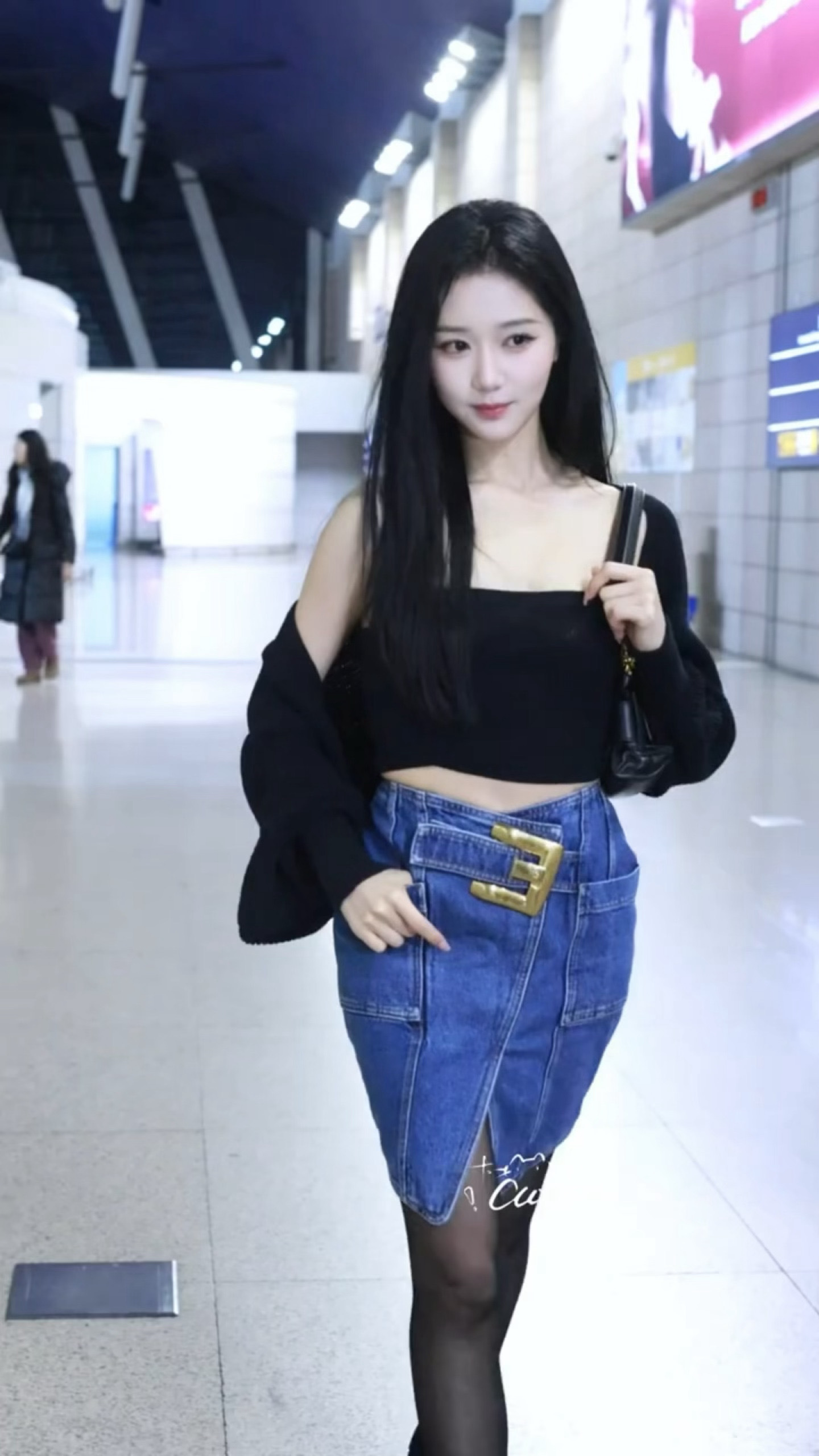 岳雨婷，短国首个去巴黎时装周的演员，好厉害啊！ 