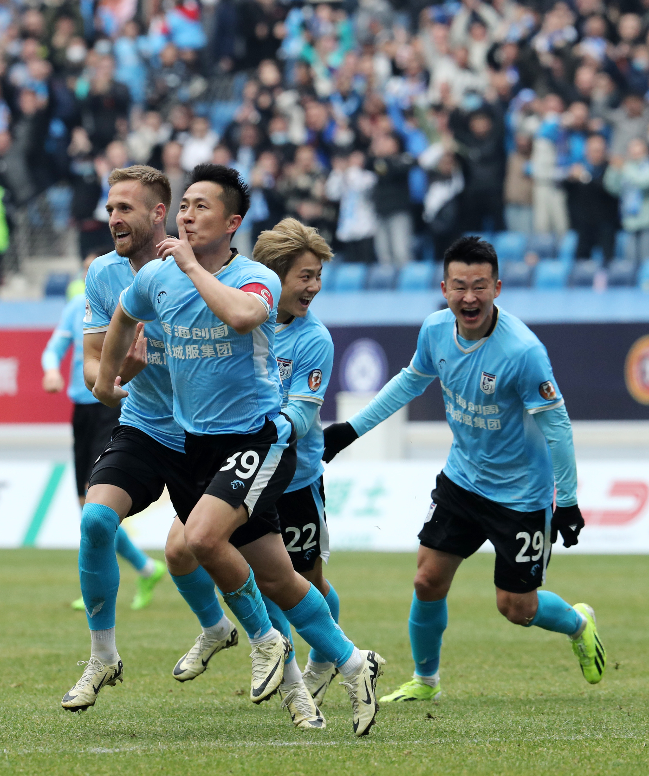 大连英博2-0蓉城取近5轮首胜，强势升至联赛第二中甲联赛大连英博冲超之路中甲赛场