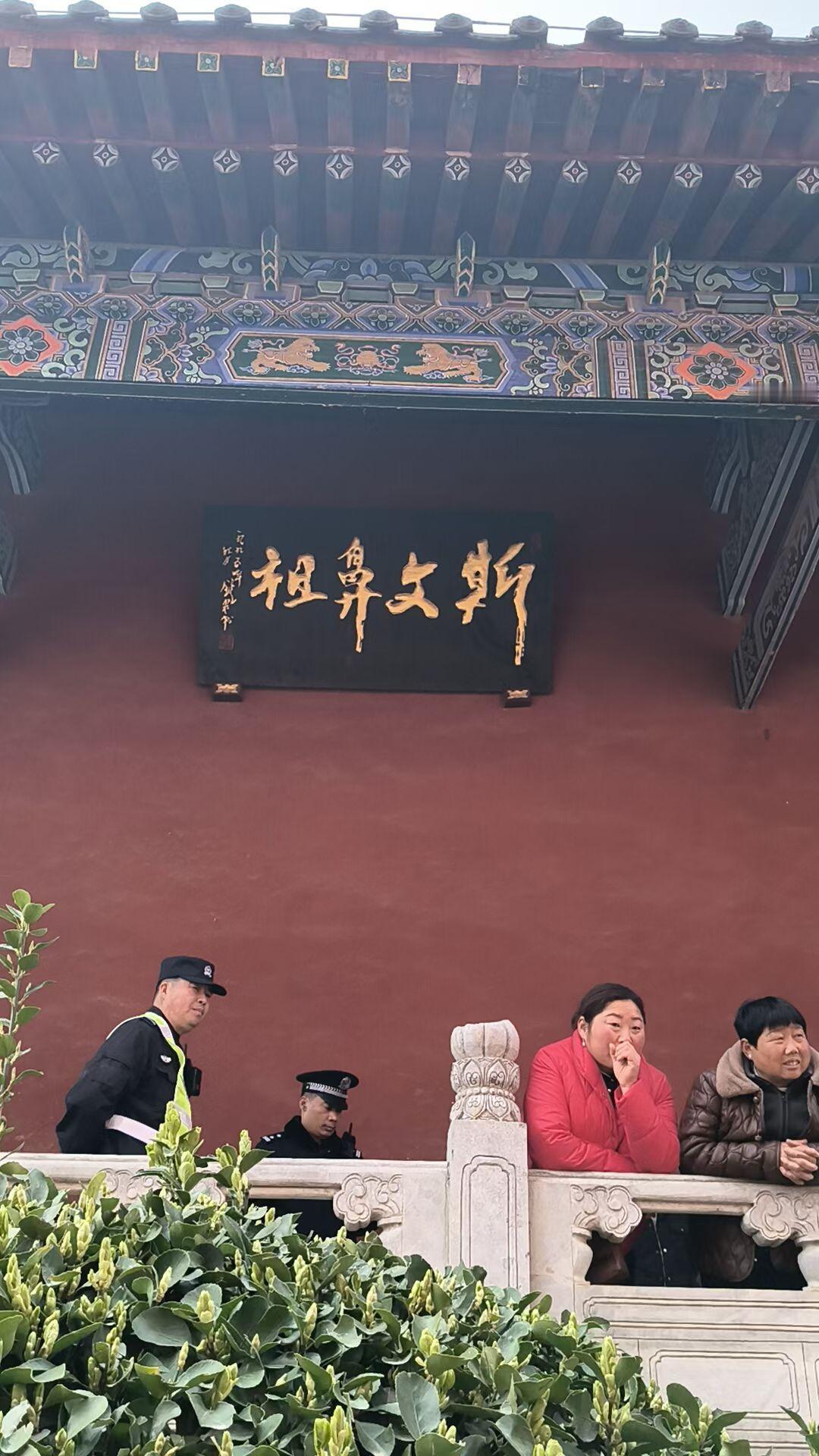 饿时馒头贵，饱时玫瑰香；
世事最无常，珍惜碗中汤。
人生来世上，如苗出土壤；
娇