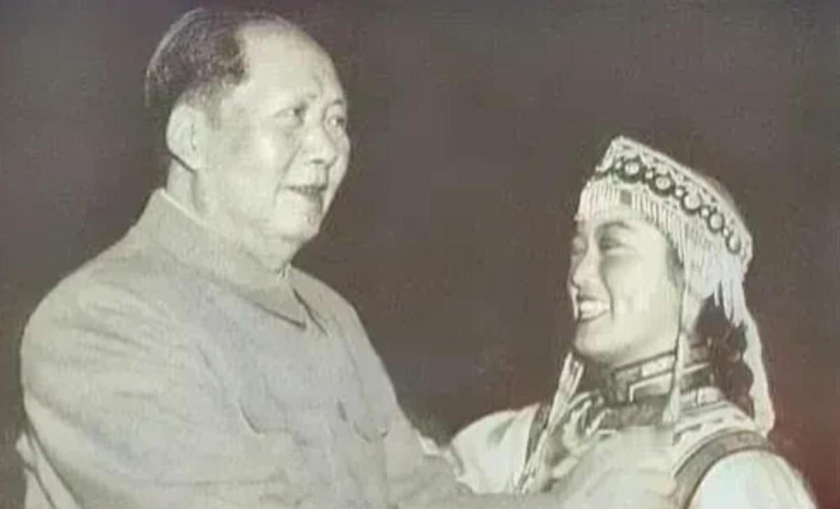 舞会散场后毛主席不断挠手，王学文诧异发问，毛泽东笑言我也有普通人的感受啊！
19