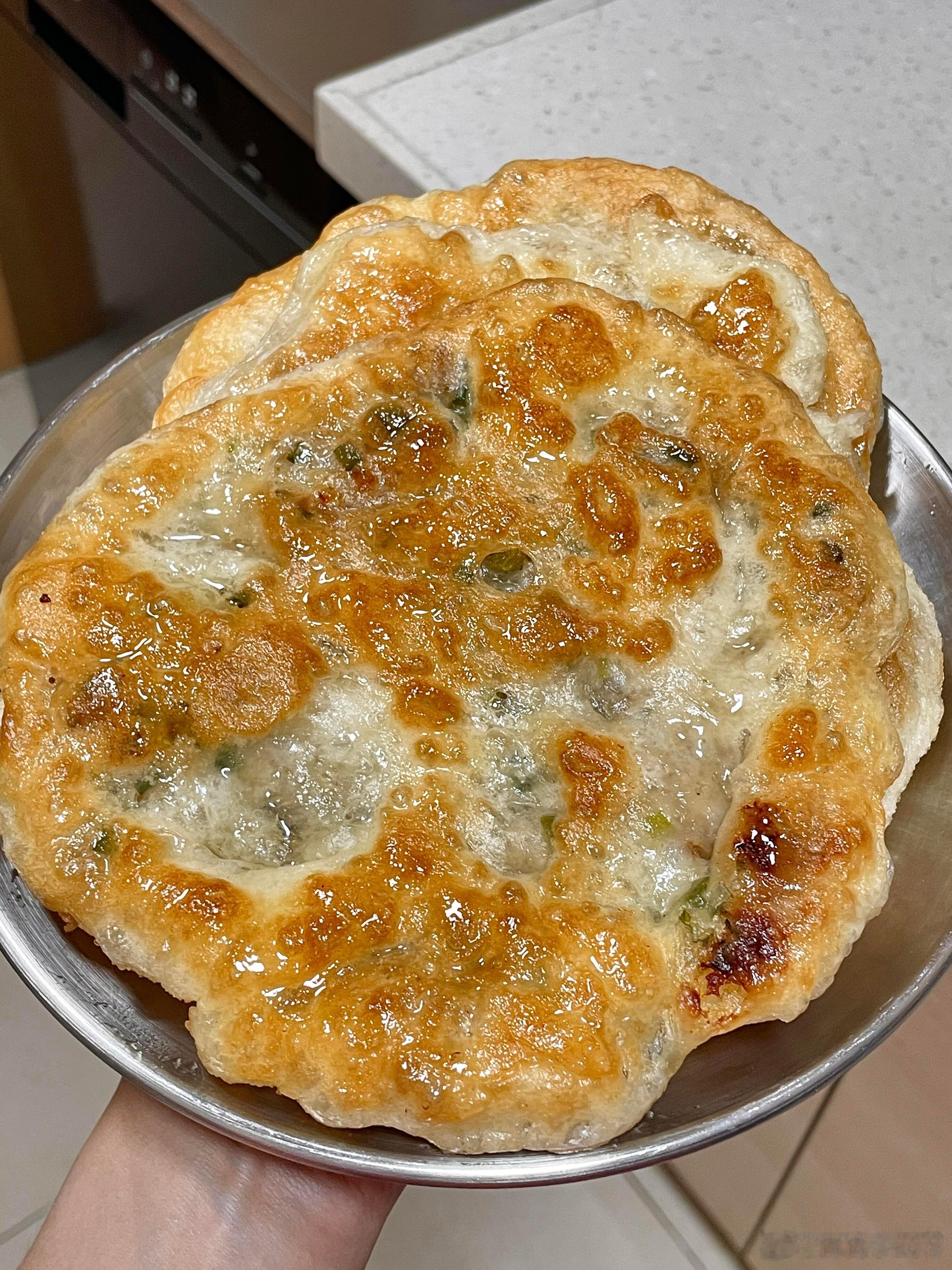 必试！一次成功的发面葱花肉饼教程家人们，一定要试试这个发面葱花肉饼的做法，保证一