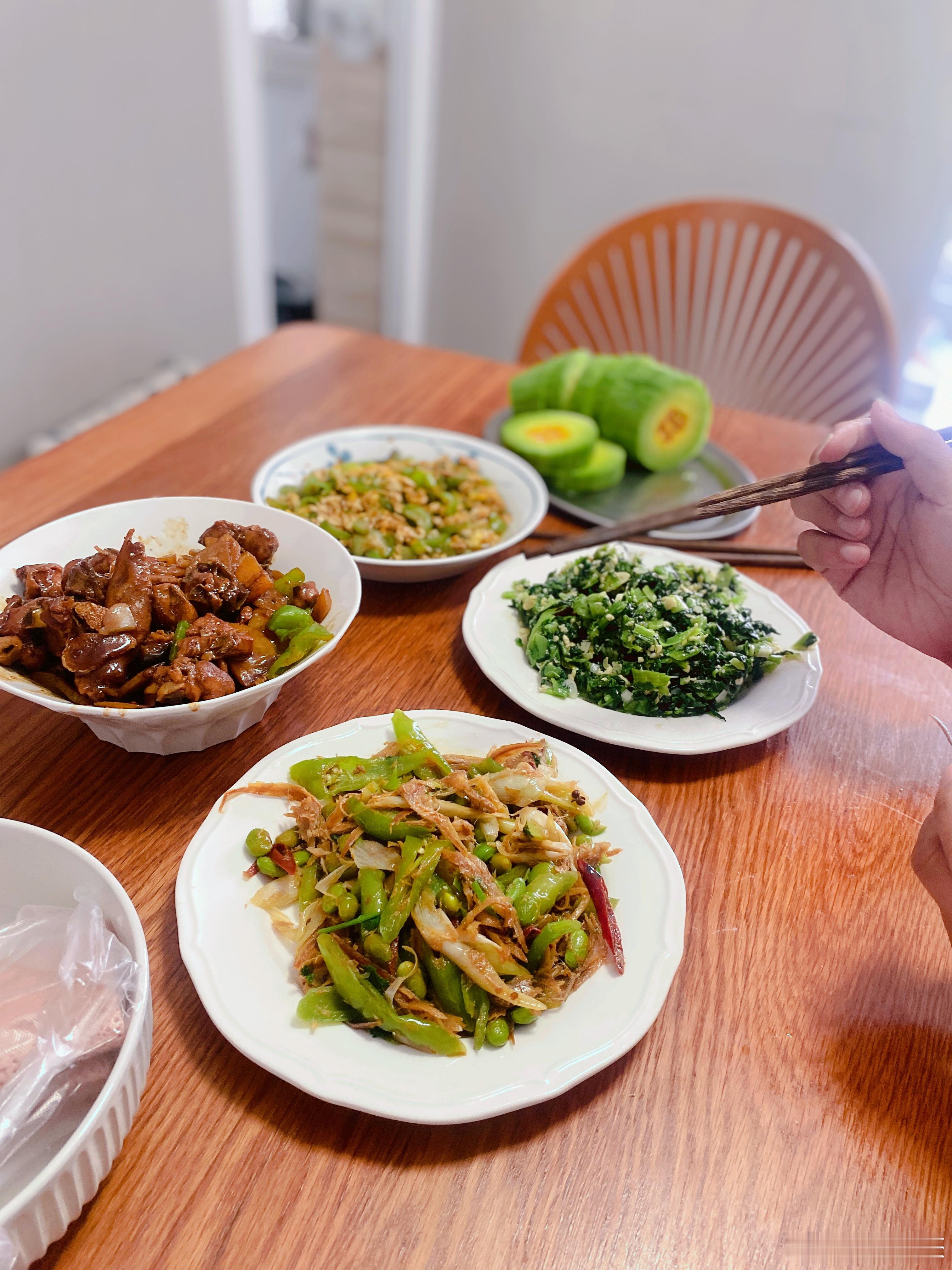 高三生的家常便饭：今天依旧是孩爹做饭，四个菜都是我爱吃的。上午4S店来电说，车已