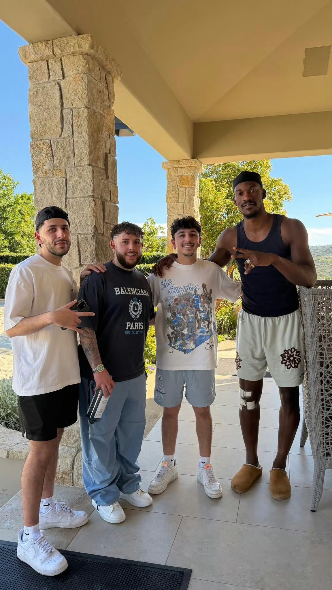 可以看到大哥手术后膝盖的样子了，瘦了没？前天看到有兄弟说老王演都不演了，也不看勇