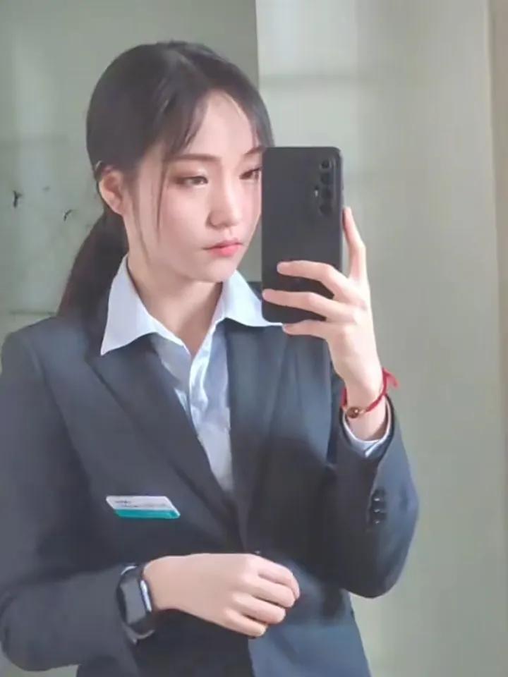 甘肃女孩白女士4月5日与男友自驾游与大车相撞，导致25岁的白女士截瘫。

6月，