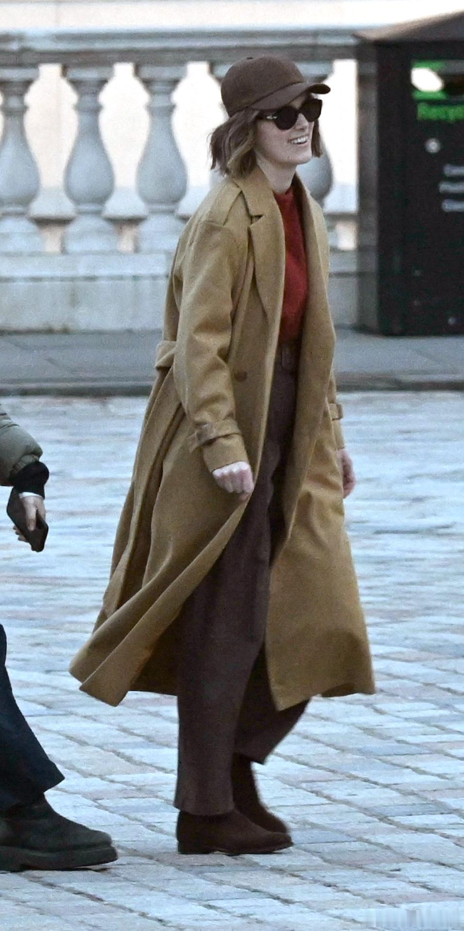 更多Keira Knightley凯拉奈特莉在伦敦为英剧《黑鸽》第二季开工的片场