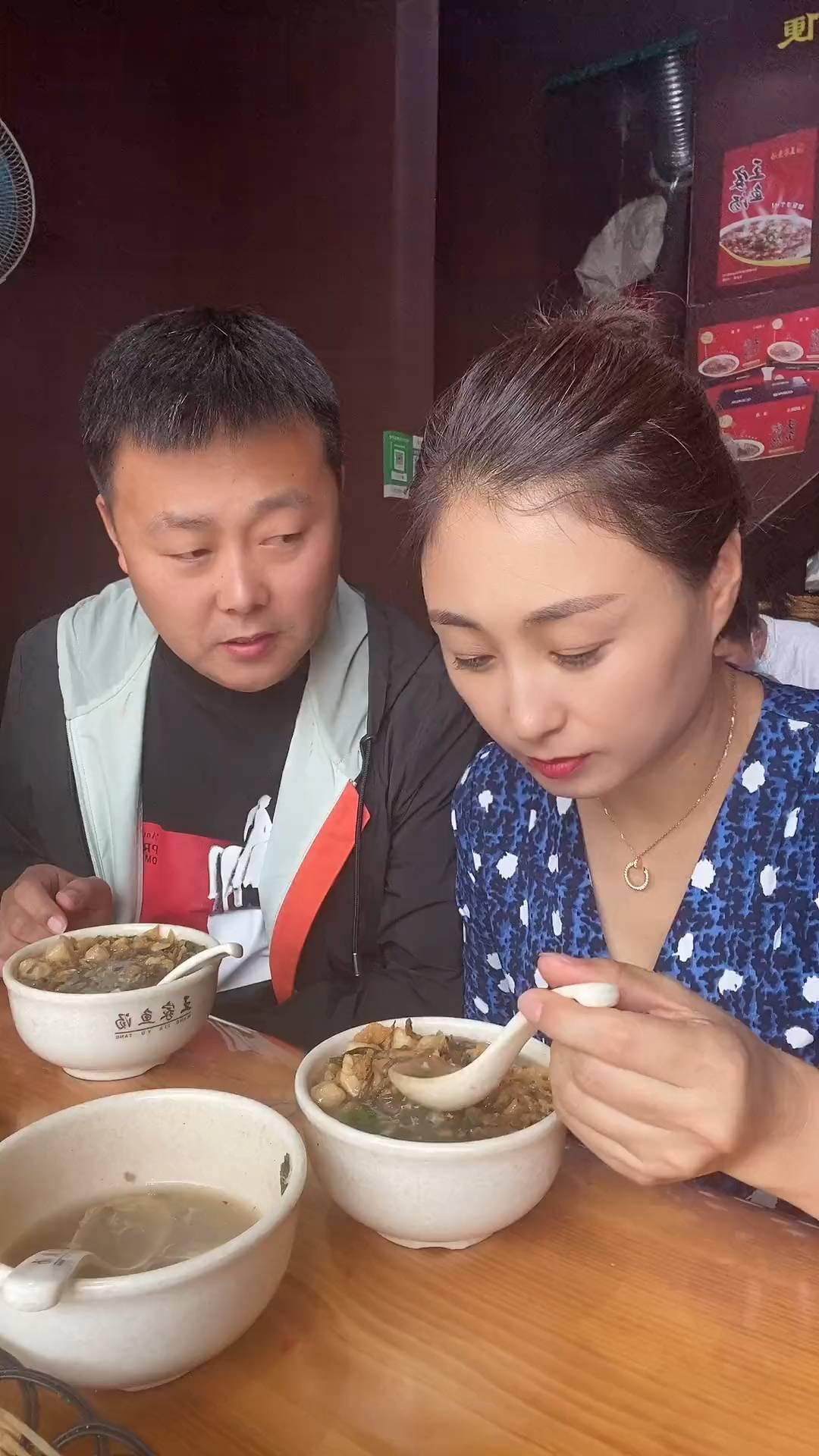 跟着媳妇回娘家，来到朝鲜就爱喝王家鱼汤，这已经是第二碗了，这是好喝。