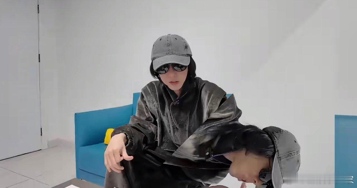 华晨宇说自己早期说话不过脑子 早期 “嗨 CDEFG，嗨成神经病” 的言论被网友