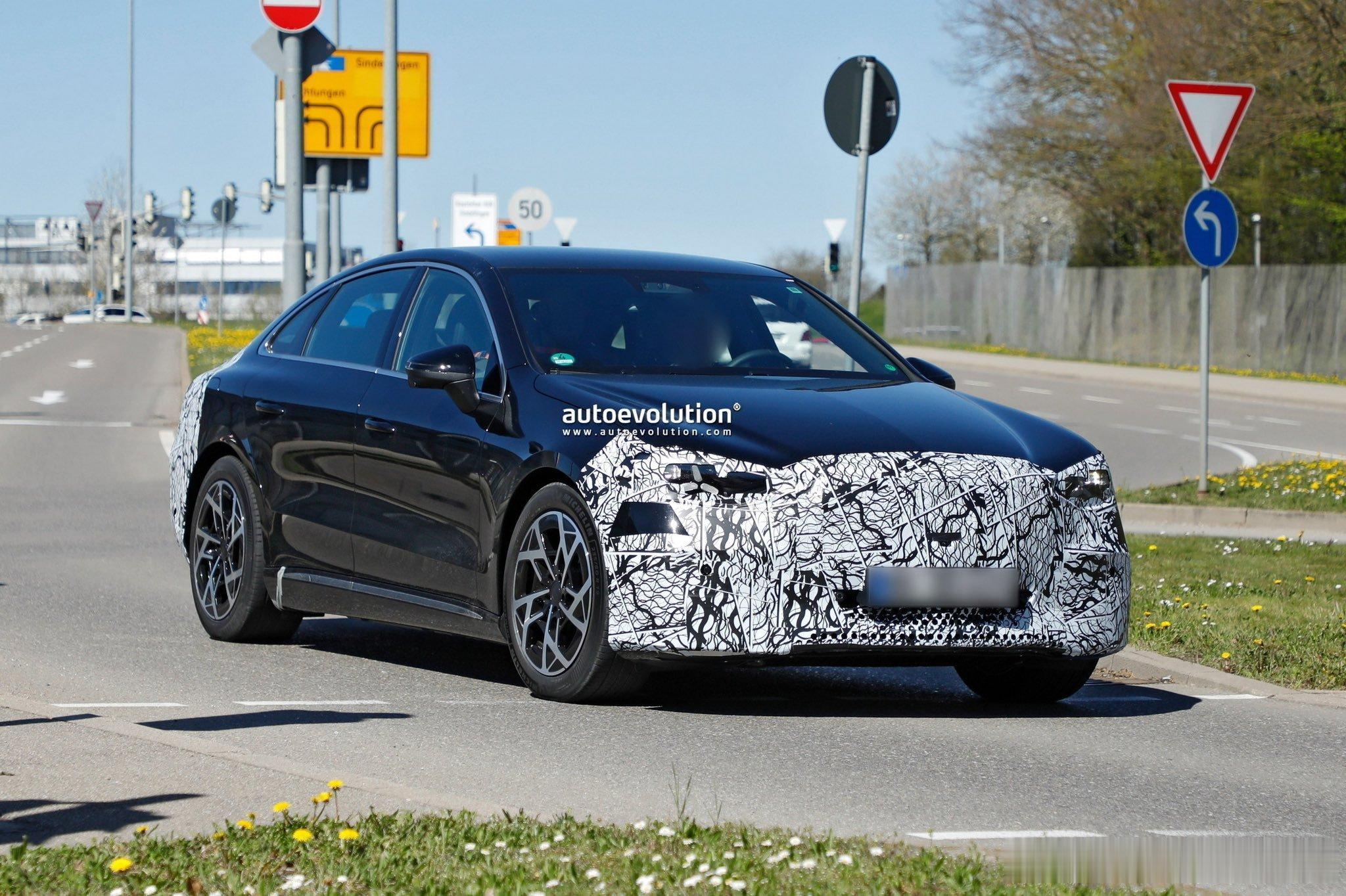 带伪装的新款电动奔驰C，这侧面的臃肿感 ...看看 图 4 5 6 C63优雅身