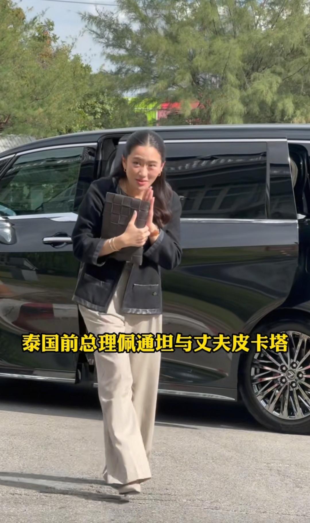 12月18日上午，佩通坦和老公再次看望父亲，这次看望完父亲出来后，看起来还是特别