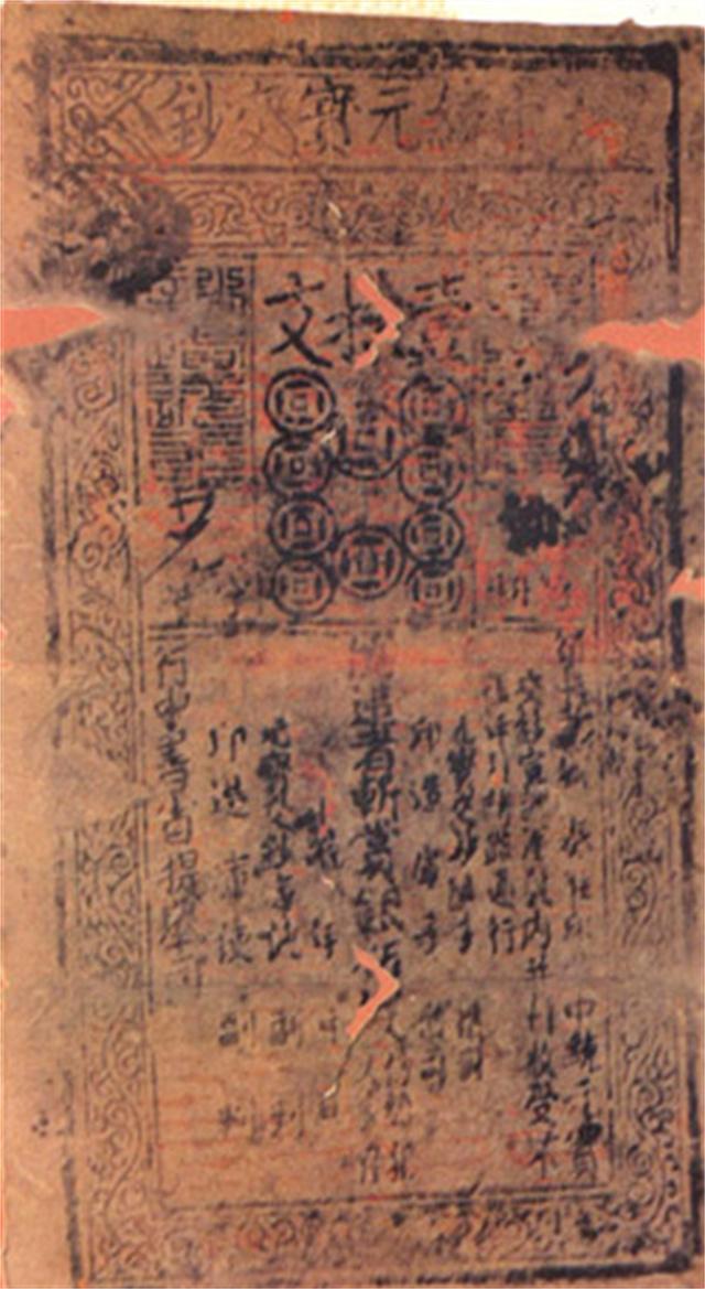 1982年，内蒙古呼和浩特，一名工人爬上白塔进行维修，突然，在墙缝中发现一张泛黄