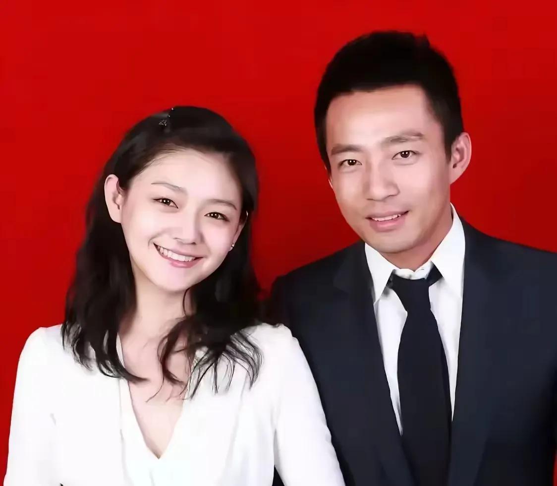 两次结婚照对比，
爱与不爱真的骗不了人
第一张一看就是满满的喜悦
第二张，像在演