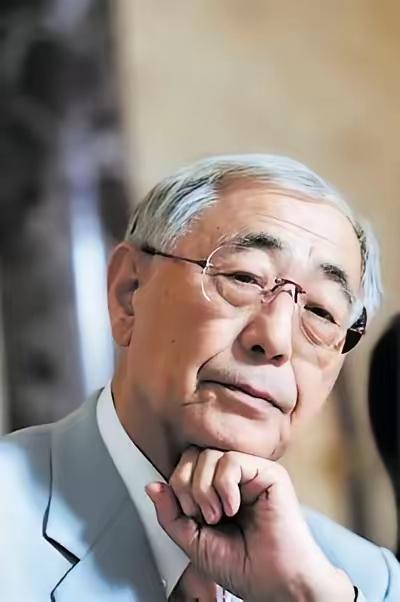 日本作家渡边淳一，一语道破“婚姻背后”的真相：“男人到了五六十岁的时候，往往会心