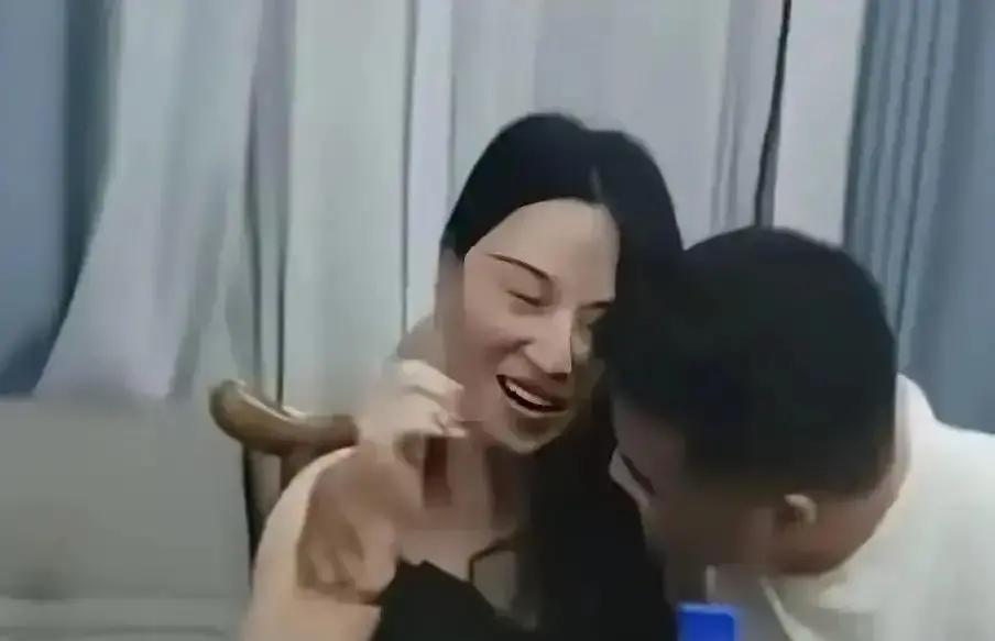 15秒拥抱，毁掉两个家
 
长沙同学会视频疯传。张涛轻拍李薇后背，李薇红了眼。二