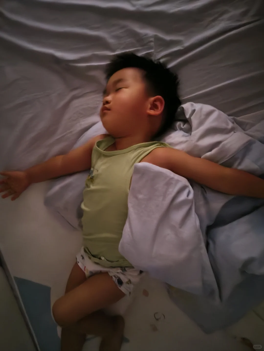 奇葩睡姿主打一个睡眠质量好