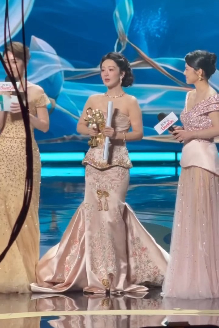 我紫领奖现场已经哭成泪人了杨紫白玉兰视后