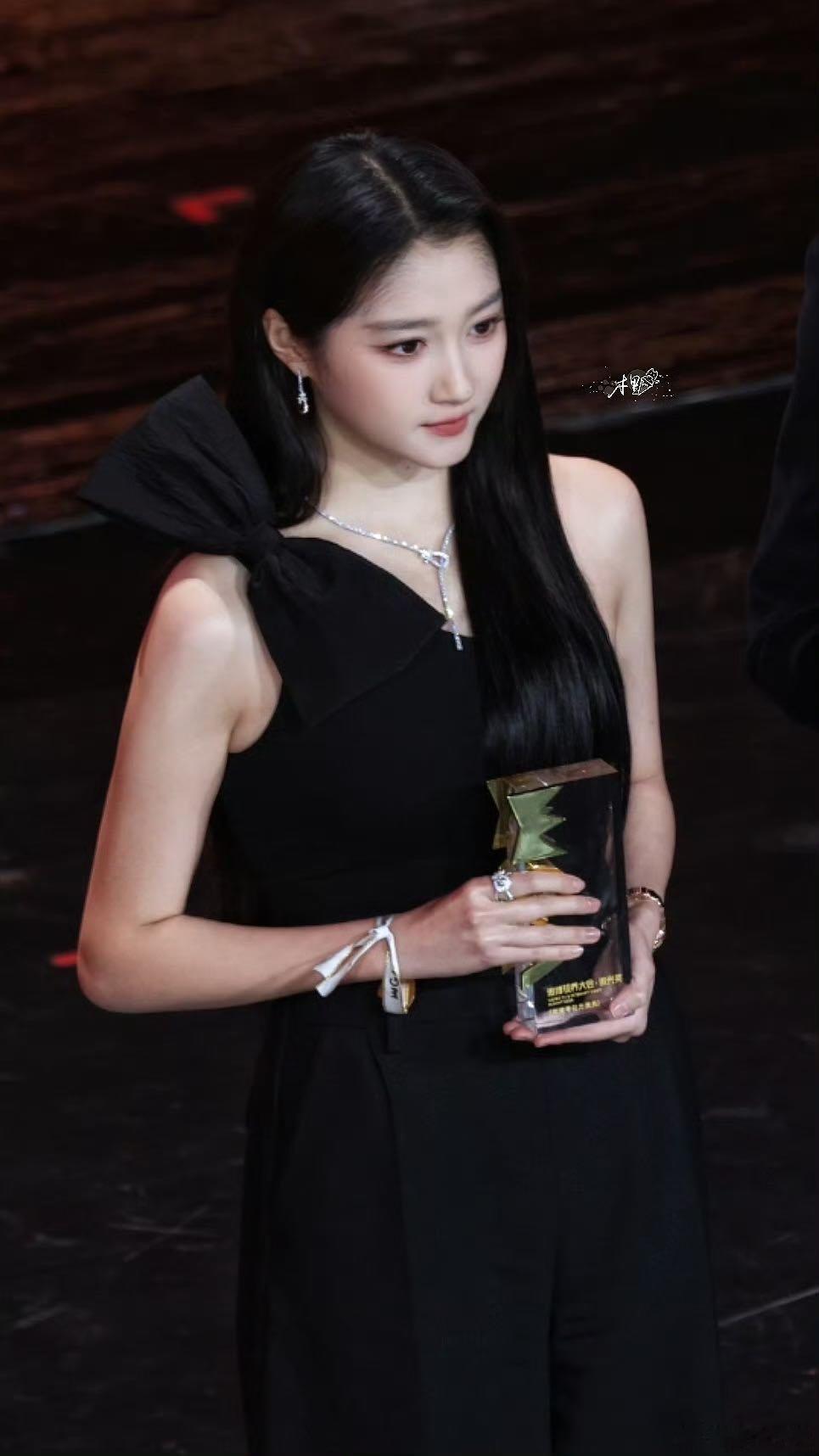 关晓彤又美出新高度了 晓彤完美演绎“美得毫不费力”！两套look轻松驾驭不同风格