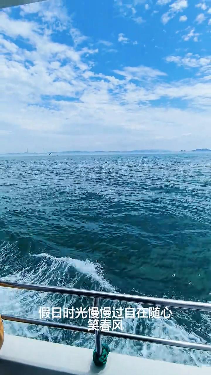 跟随夏风游山河，一步一景都从容。闲游山河心里暖，不慌不忙见彩虹。假日时光慢慢过，