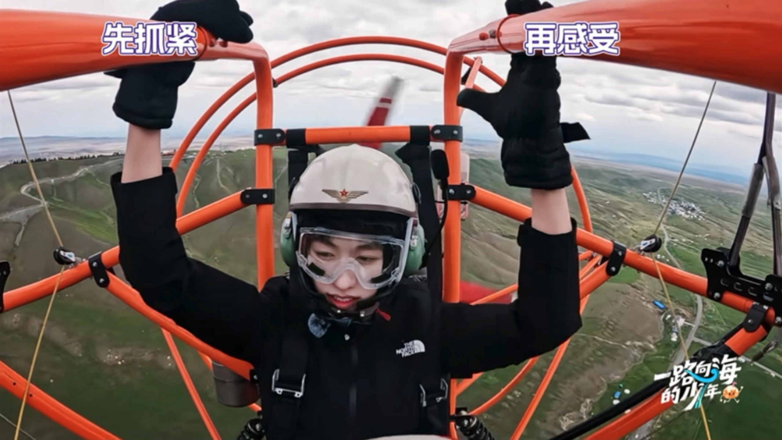 克服恐惧坐上后咪子还是有点怕怕的 本来想双手猫爪感受 结果一颠簸又把猫爪缩回去了