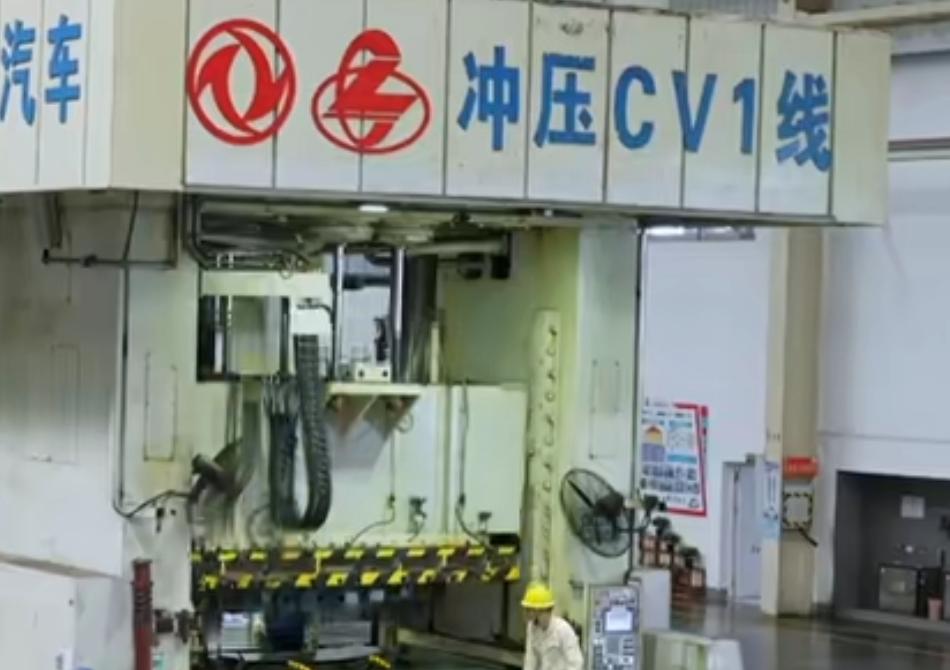 国家级技能大师团队攻坚克难，成功突破国外技术垄断，实现冲压线控制系统完全自主化。