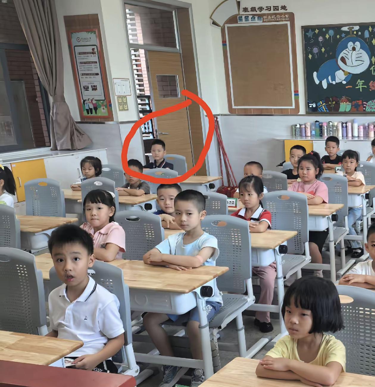 第一批“20后”正式成为小学生，一年级家长年龄差近30岁。横跨70后、80后、9