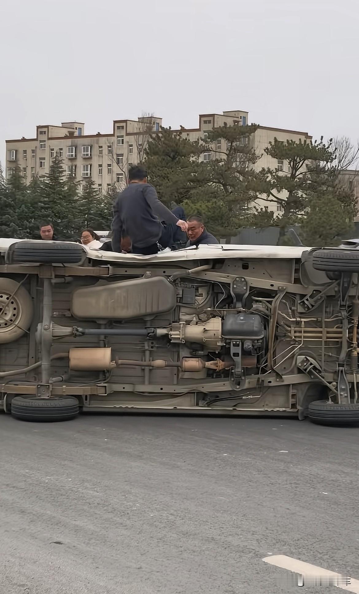 集卡领红包中置发动机，这是什么车？