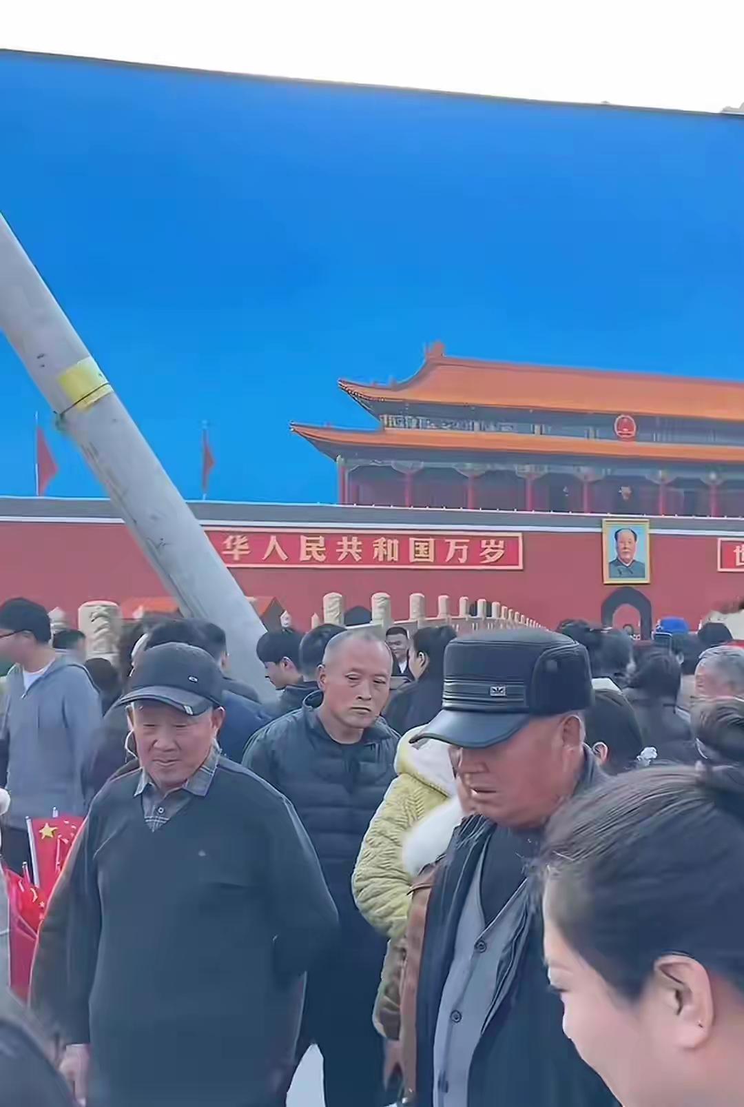 吴营村天安门连夜拆除电线杆，今早举行升旗仪式，仪仗队都来了
最近吴营村的天安门太