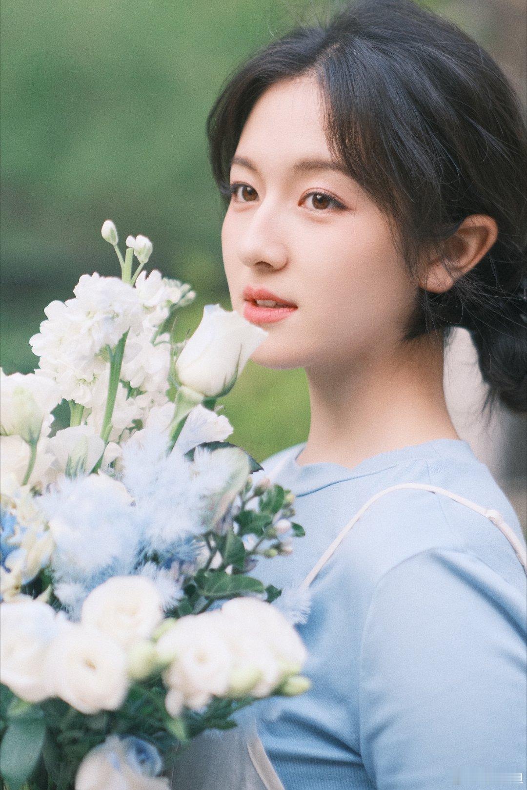 #李兰迪520捧花写真# 在520这天能够看到李兰迪这么好看的捧花写真，真是给大