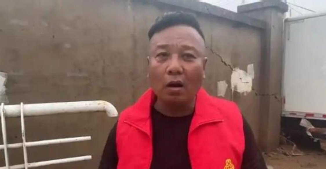 在北京密云区的葡萄园村，暴雨把村子淹了，好多人被困。路断了，水又大，消防员一时来