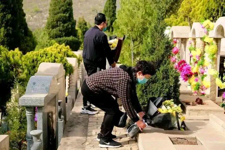 《经常上坟和不去上坟，区别有多大？答案可能让你意想不到》

很多人觉得上坟就是烧