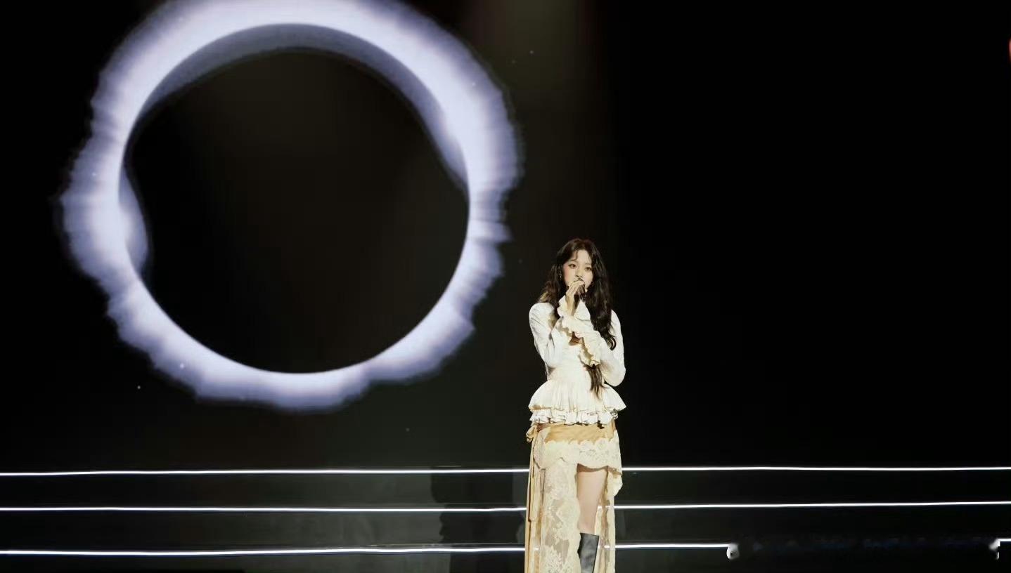 欧阳娜娜我认真搞音乐的女儿回来了娜娜的歌声太惊艳了，完全沉浸歌声里，真的太治愈了