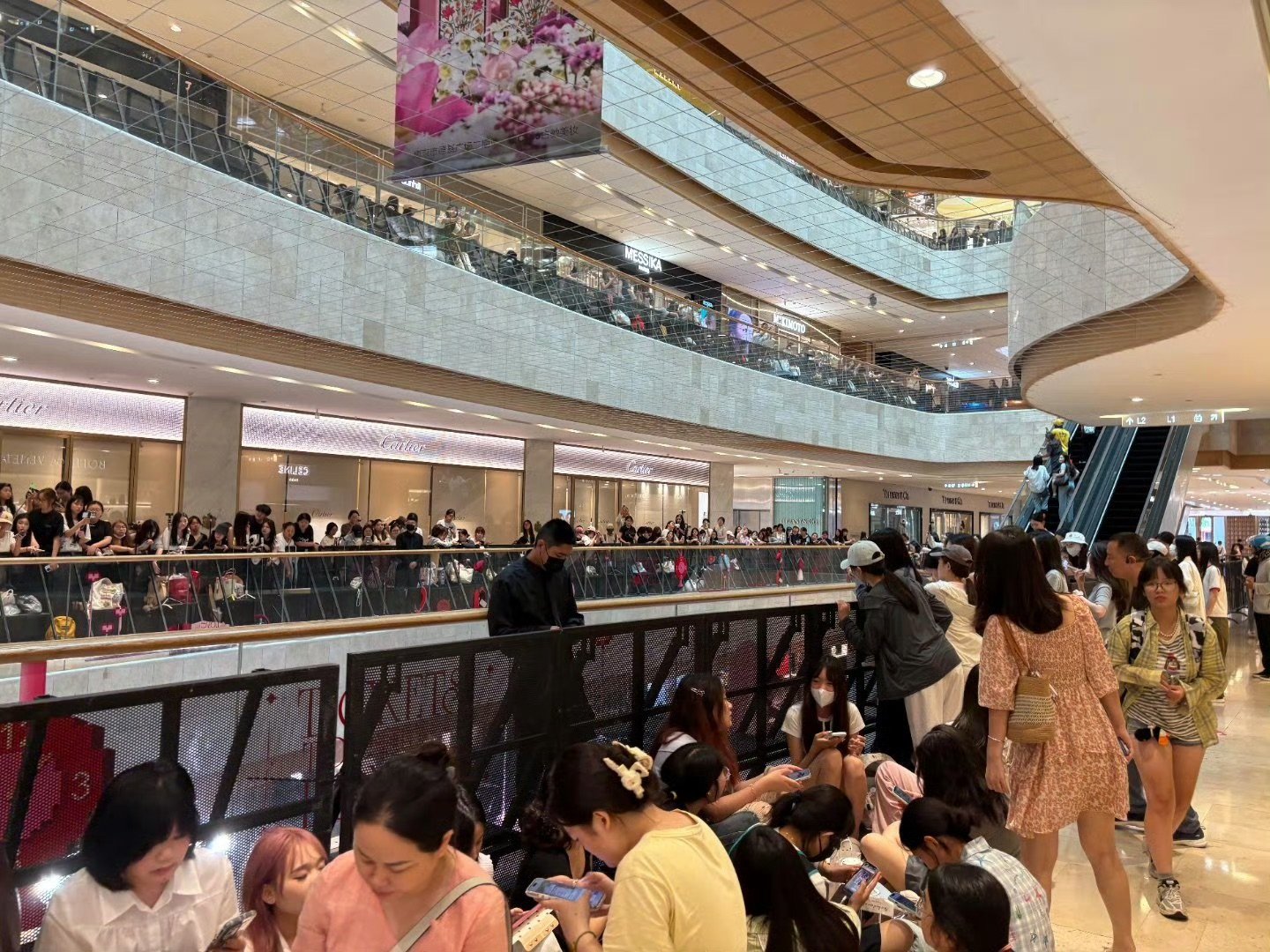 张凌赫南京活动现场人气张凌赫Gucci南京线下活动，现场人气爆棚，排队的长龙一眼