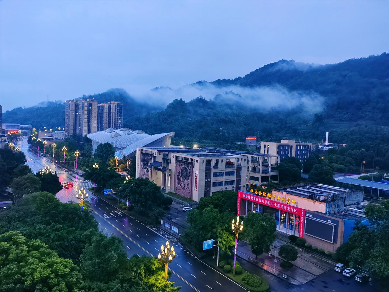 细雨轻笼古姜州，罗纯生雾绕山头。暮雨湿城，罗纯山岚雾升腾，青山半隐云烟里。长街灯