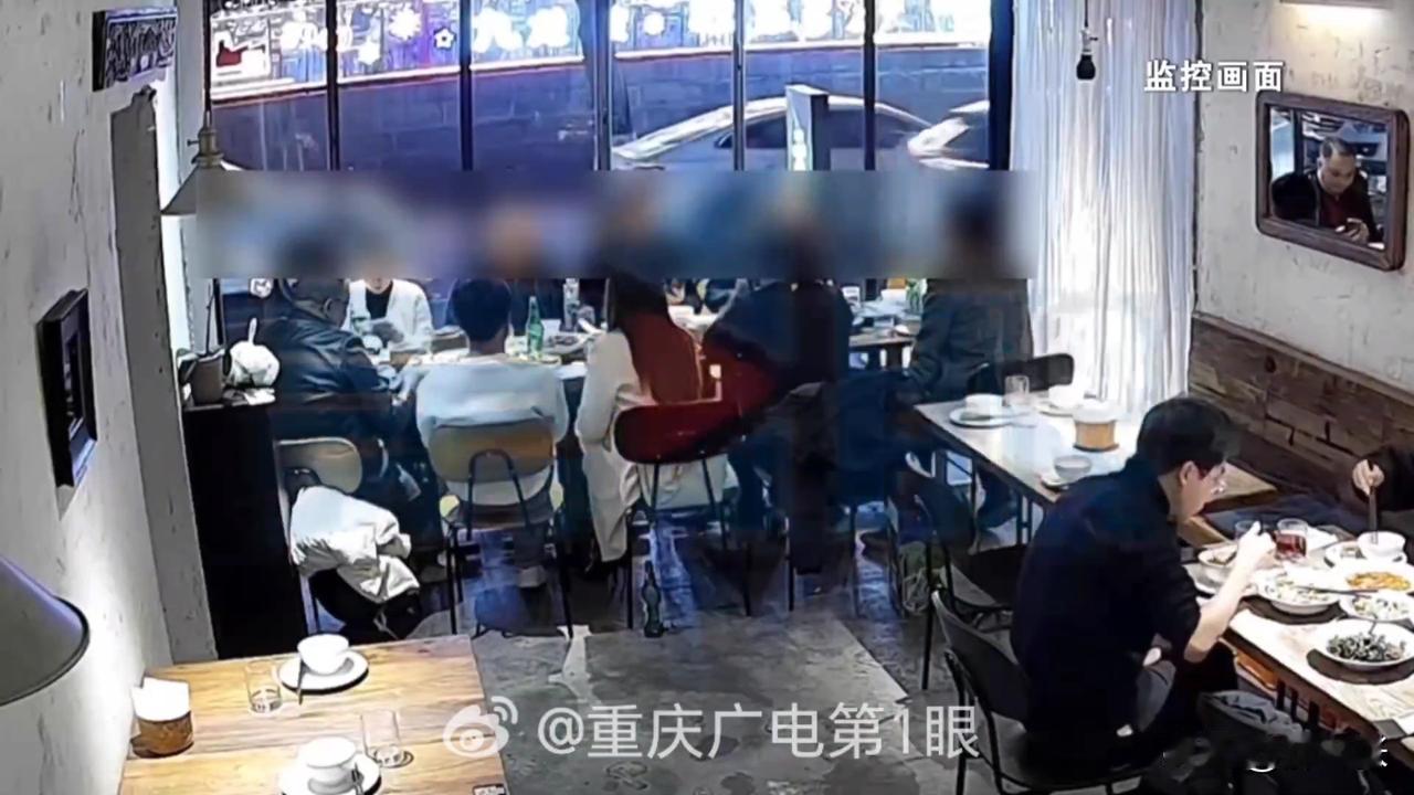 朋友组10人饭局不买单，只留一男子却无力买单！这样的的朋友还能处不？

近日，重