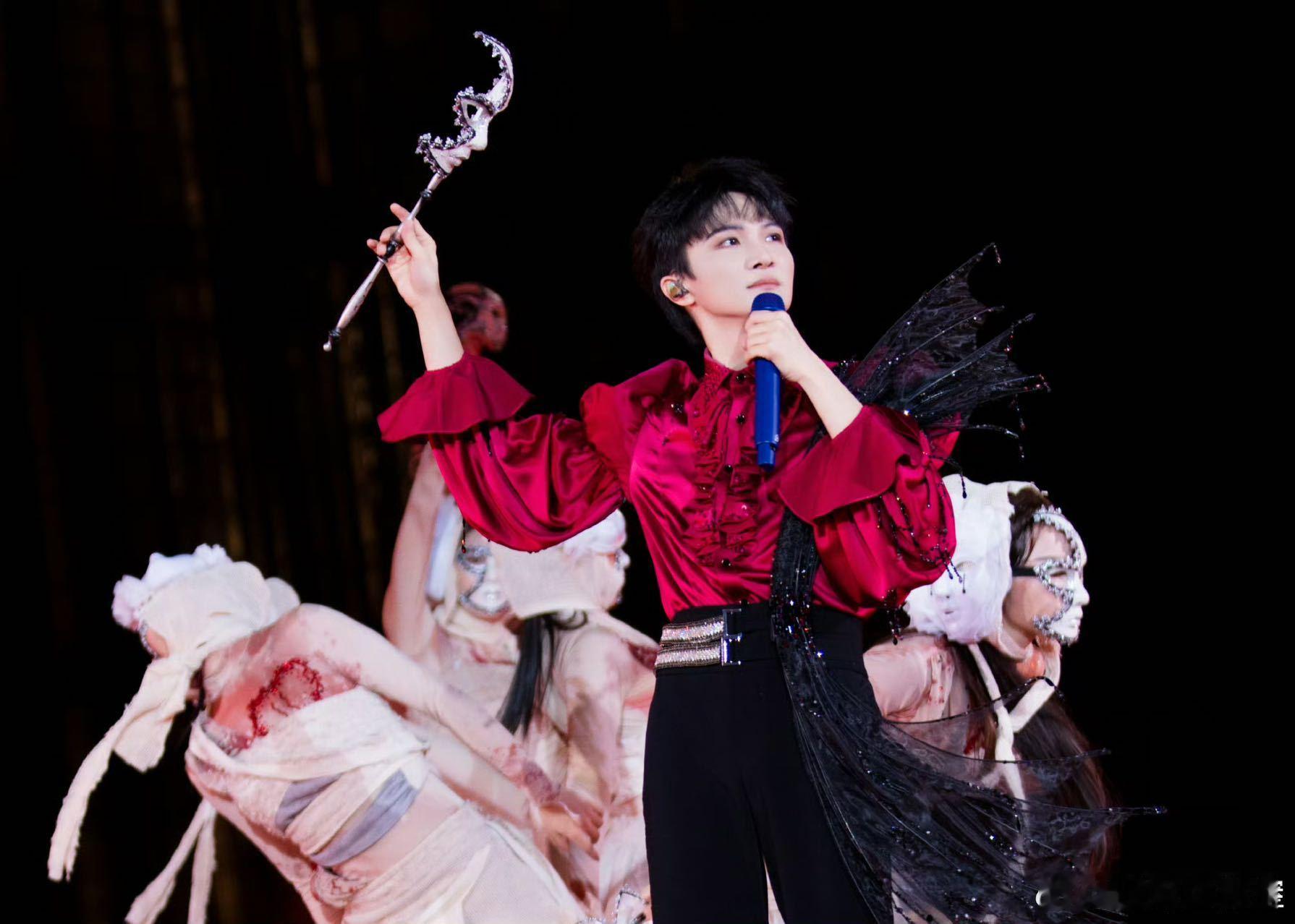 周深送新年首个彩蛋 哇塞！周深香港跨年演唱会线上直播的消息一出来，我直接激动到跳