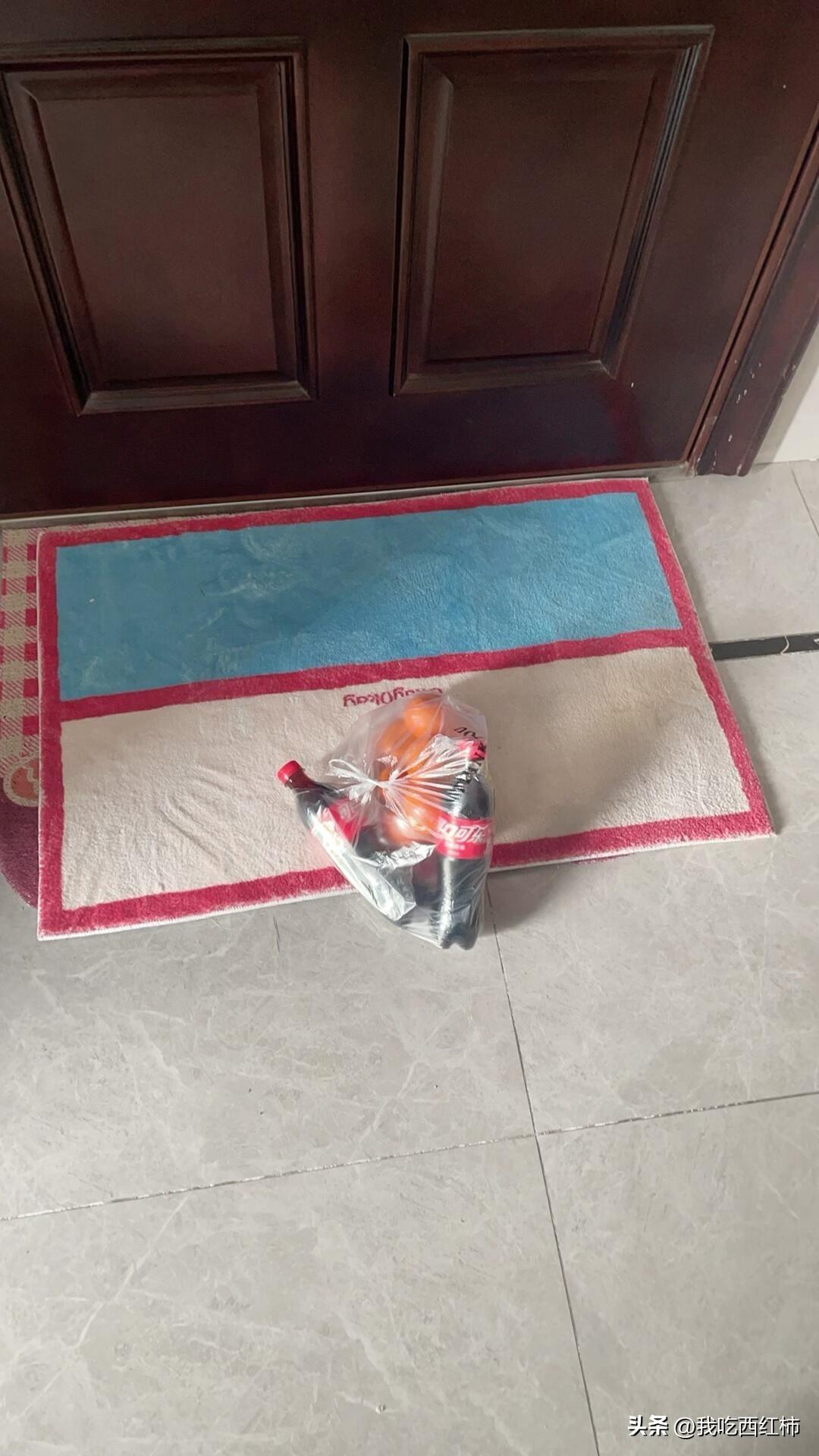 世界破破烂烂，总有人缝缝补补
起因是昨天晚上10点多，我点了小象超市的外卖，买了