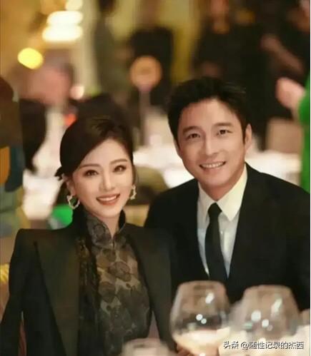 不愧是男人里面的颜值担当，五官立体，高鼻梁，大大的眼睛，面部线条柔和，如此精致，