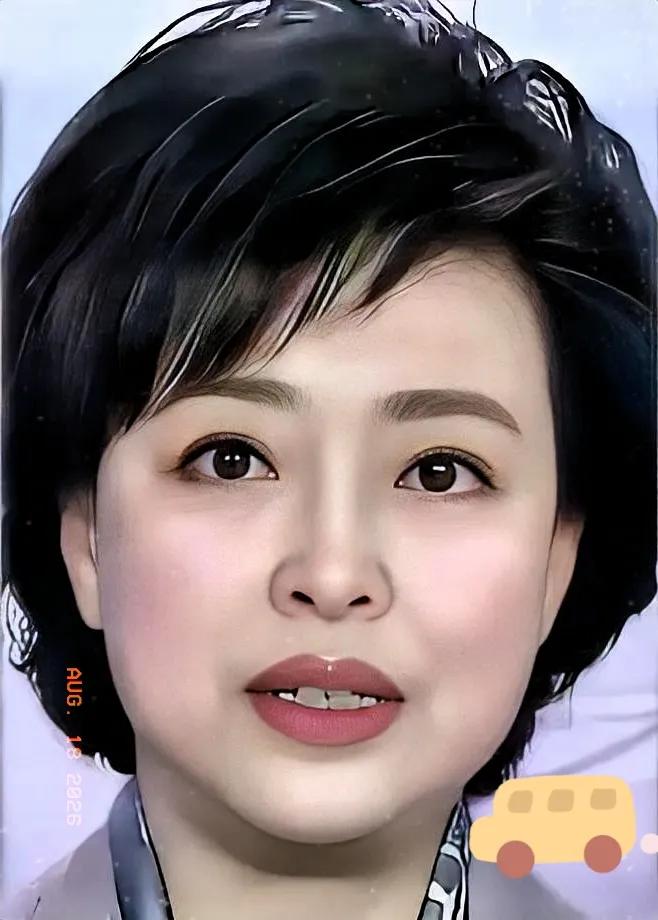 《新闻联播》里那个替康辉念稿的女人，终于被扒出来了。

二十多年，她成了国家门面