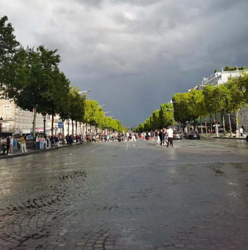 巴黎比罗马贵
同样的东西，巴黎确实比罗马贵，我住在香榭丽舍大街附近，临近凯旋门，