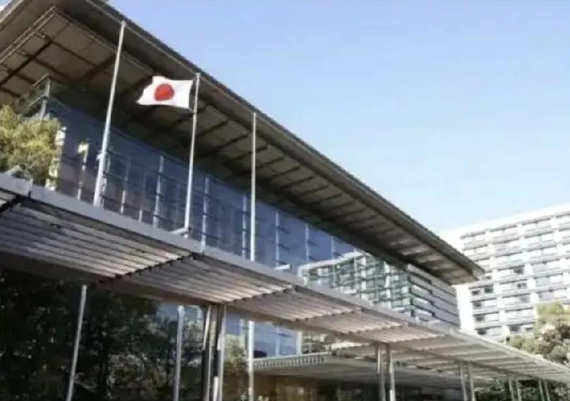 日本表示担忧了！朝日新闻12月3日报道：“在马克龙访华前夕，日本就法国考虑邀请中